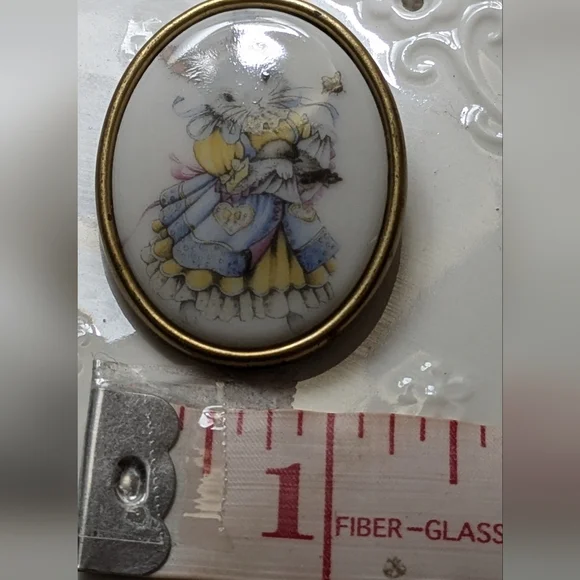 Vintage Easter Spring Kaylou Porcelain Cameo Scarf Pin Brooch Gold Tone Bunny - Picture 2 of 7